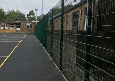 Mesh fencing on a tennis court