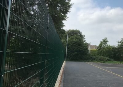 Mesh fencing on a tennis court